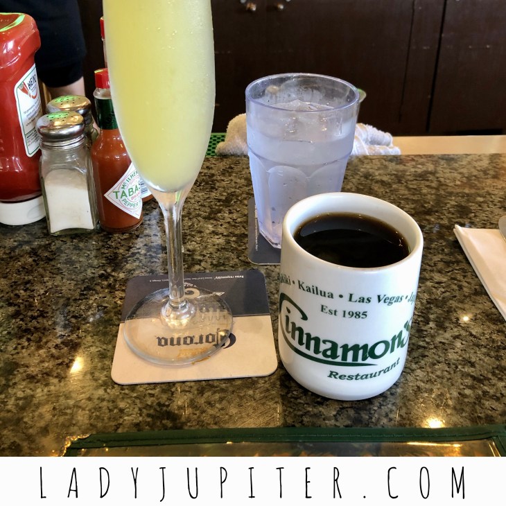 I do love a diner. Get the Mac Nut Roll, yum. #CinnamonsHawaii #CinnamonsWaikiki #coffeeandmimosa